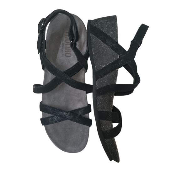 Munro Black Sandals Minimalist Design - Picture 2 of 6